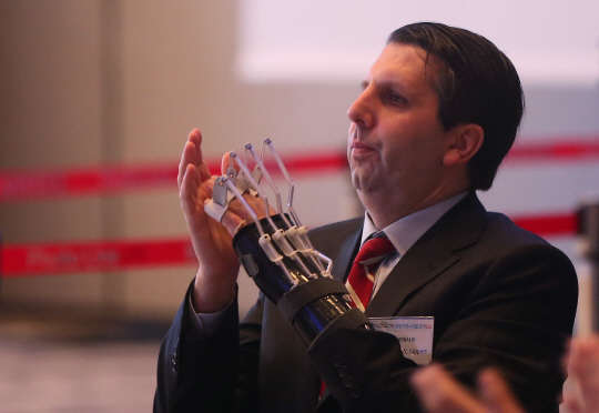 박수치는 리퍼트 대사  마크 리퍼트 주한 미국대사가 3일 경기도 고양시 킨텍스에서 열린 2015 서울 모터쇼 개막식에서 조심스럽게 박수치고 있다.